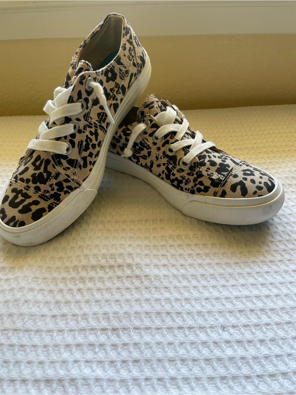 Blowfish Malibu Leopard Print Low-Top Sneakers in Tan and Black Size 8